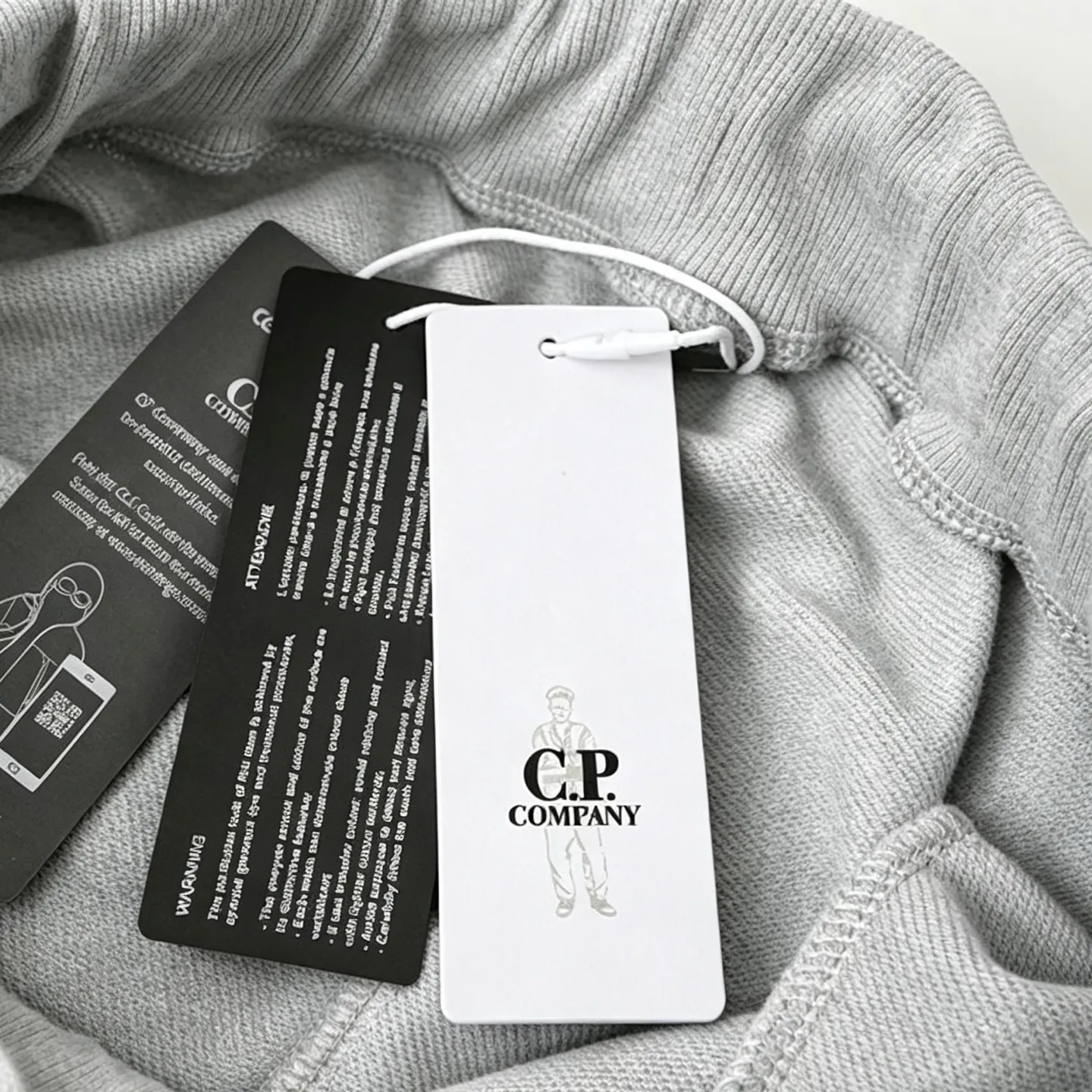 H 6067 C.P.company Classic pocket lens zipper terry outdoor sports sweatpants lens decorated sweatshirt Color: Black White Gray Sizes: M-XXL Item No.: H 6067